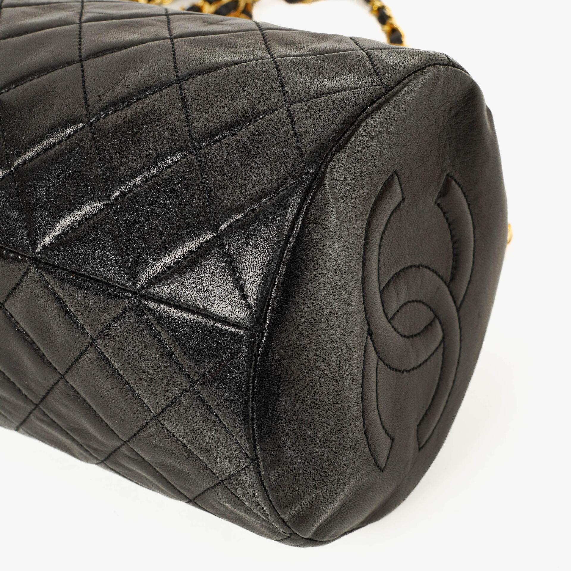CHANEL Barrel Schultertasche aus schwarzem gestepptem Leder