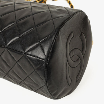CHANEL Barrel Schultertasche aus schwarzem gestepptem Leder