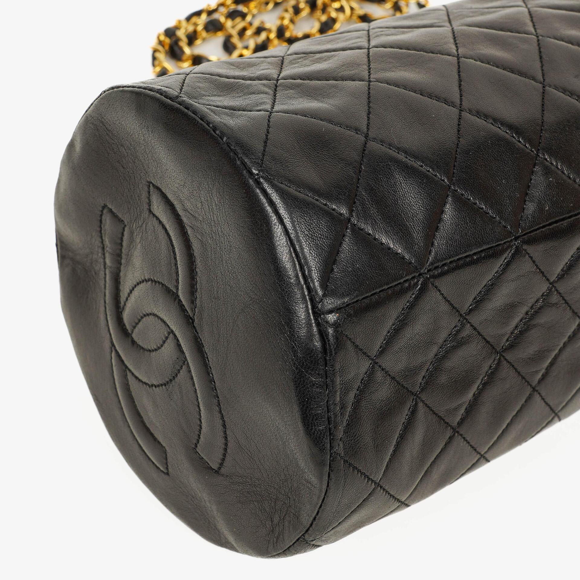 CHANEL Barrel Schultertasche aus schwarzem gestepptem Leder