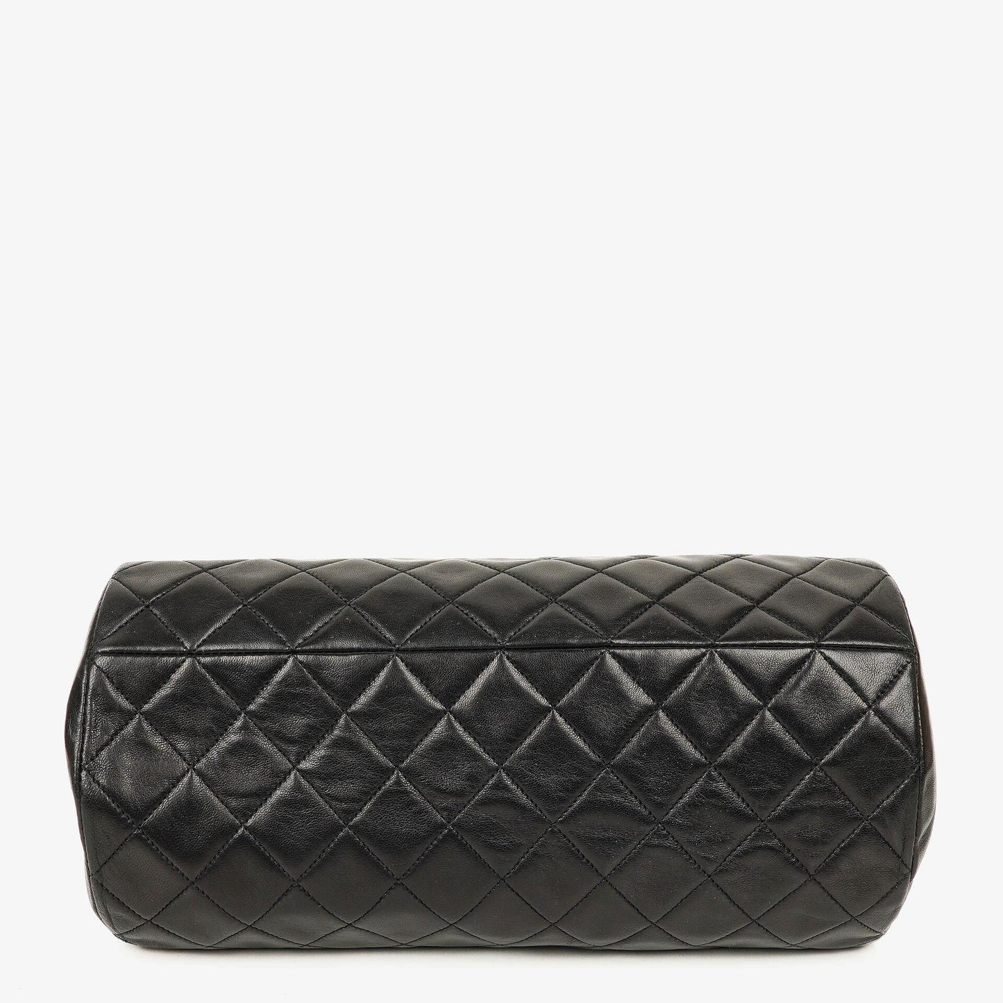 CHANEL Barrel Schultertasche aus schwarzem gestepptem Leder