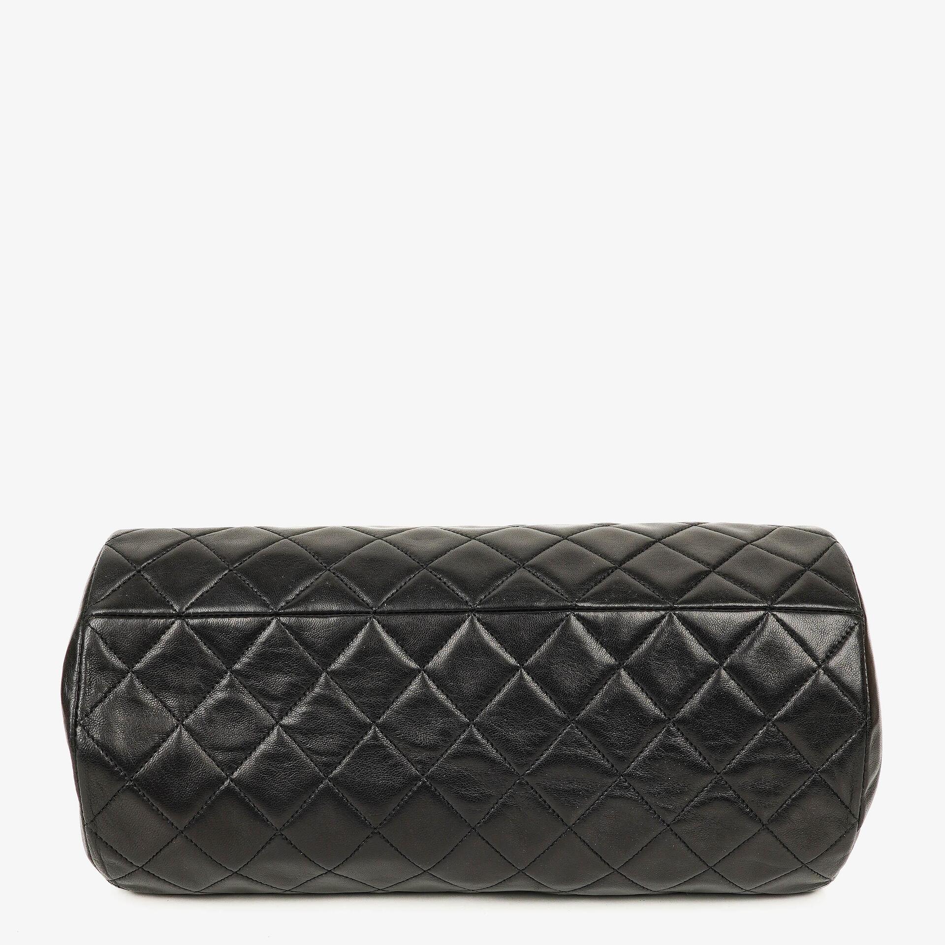 CHANEL Barrel Schultertasche aus schwarzem gestepptem Leder