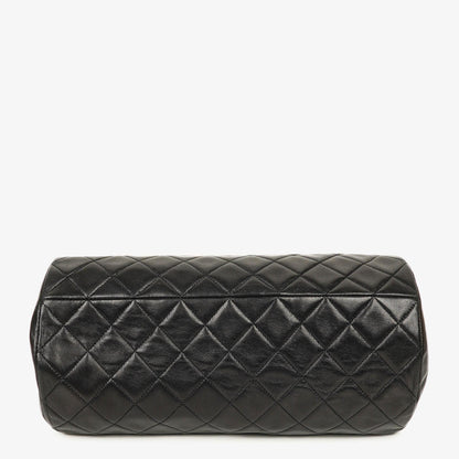 CHANEL Barrel Schultertasche aus schwarzem gestepptem Leder