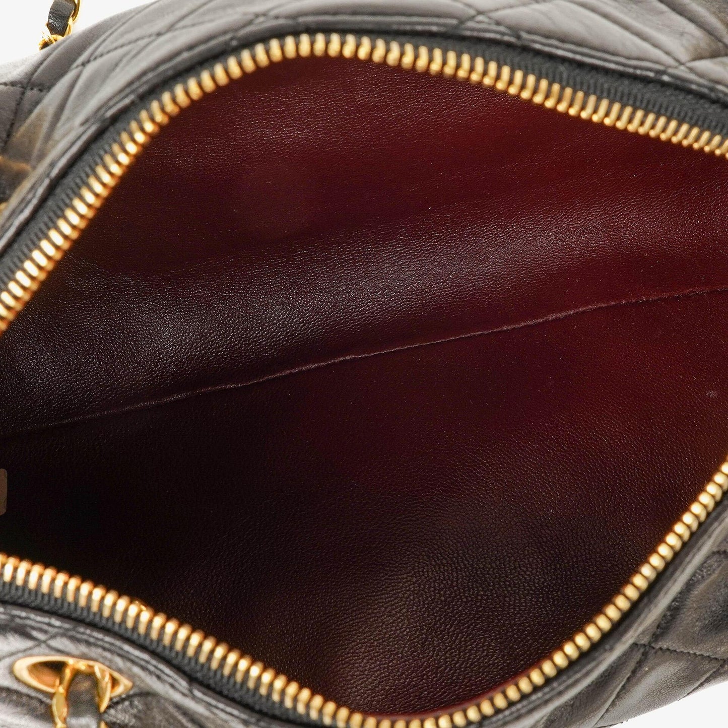 CHANEL Barrel Schultertasche aus schwarzem gestepptem Leder