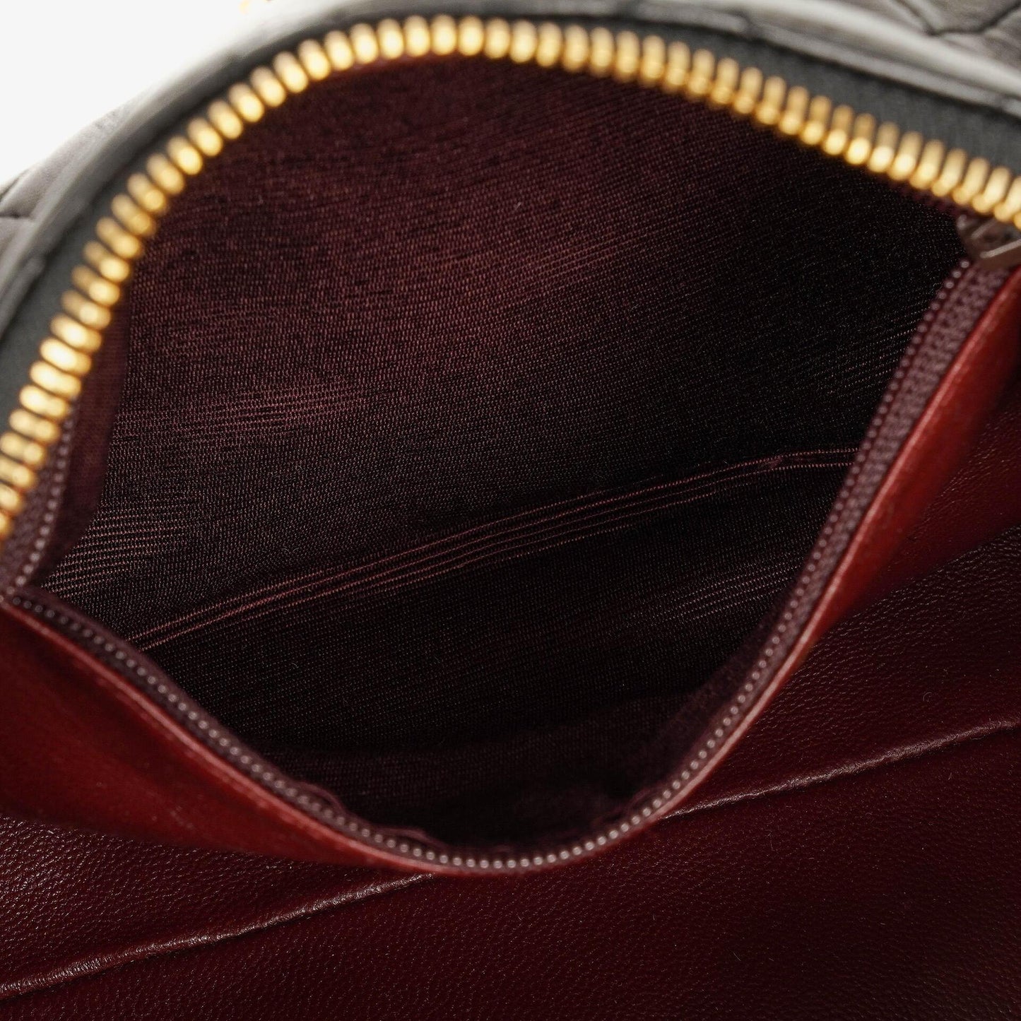CHANEL Barrel Schultertasche aus schwarzem gestepptem Leder