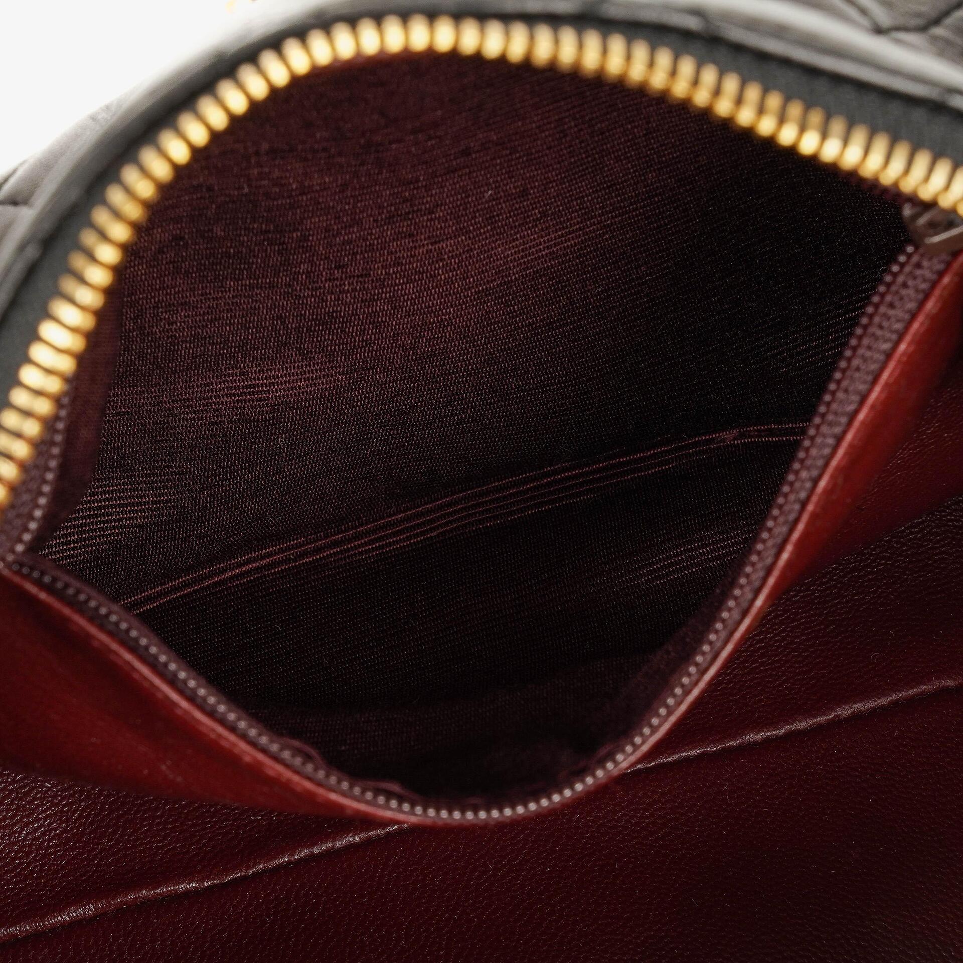 CHANEL Barrel Schultertasche aus schwarzem gestepptem Leder
