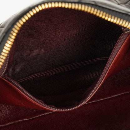 CHANEL Barrel Schultertasche aus schwarzem gestepptem Leder