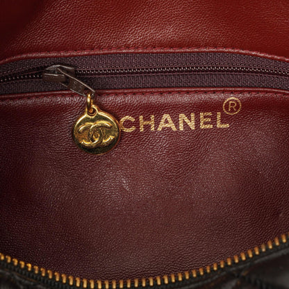 CHANEL Barrel Schultertasche aus schwarzem gestepptem Leder
