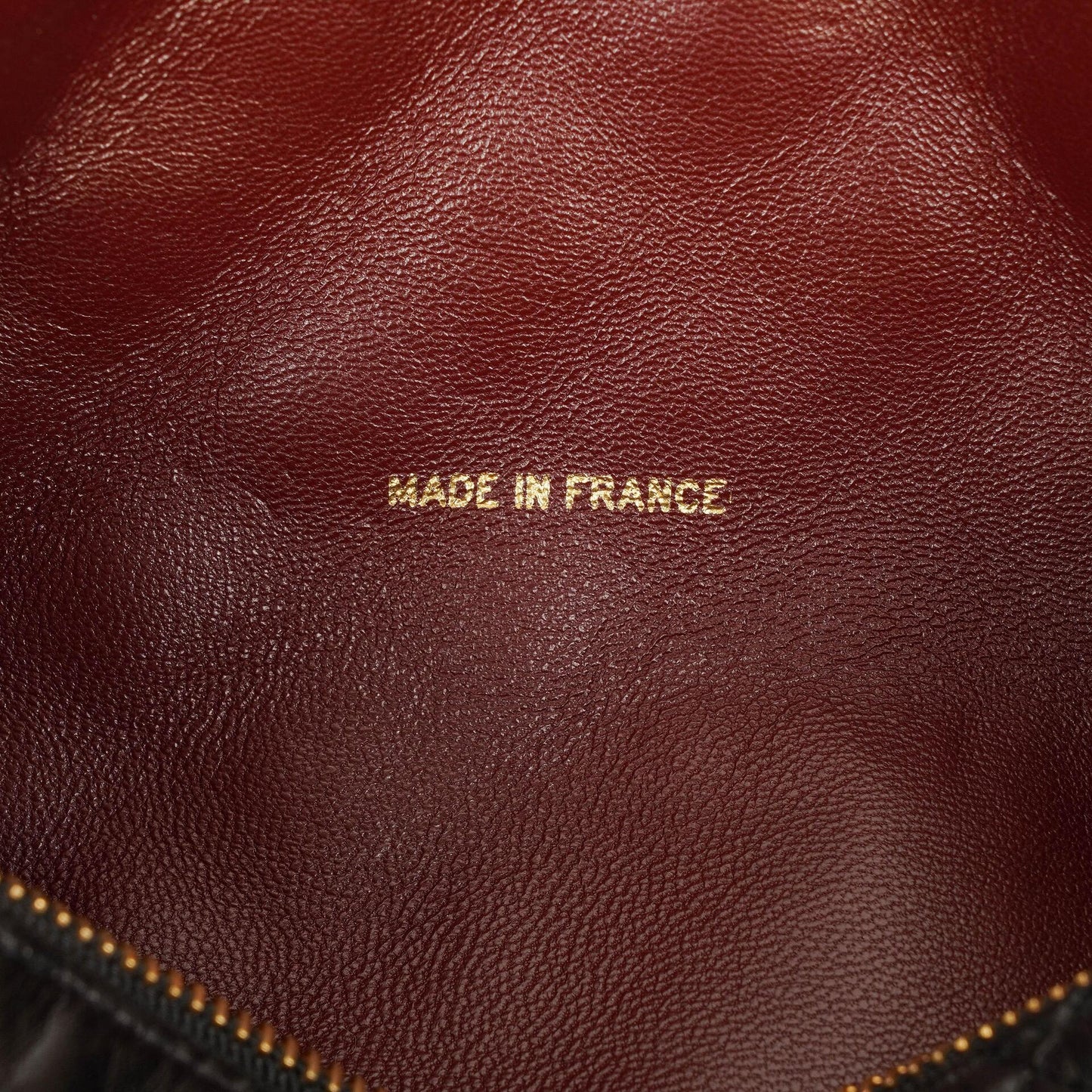 CHANEL Barrel Schultertasche aus schwarzem gestepptem Leder