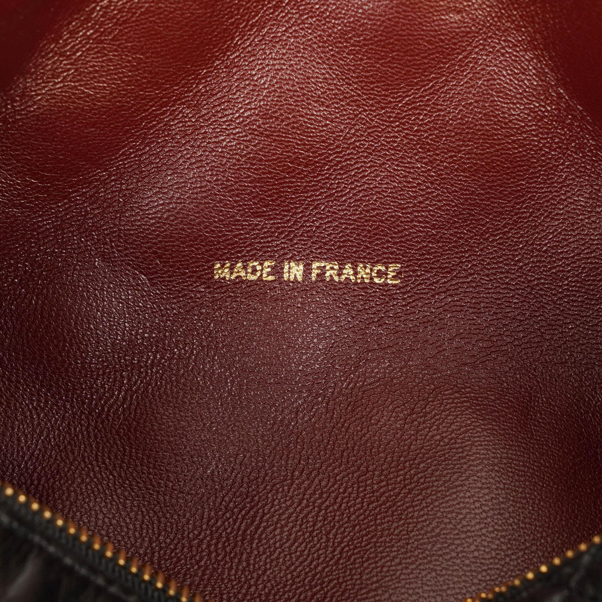 CHANEL Barrel Schultertasche aus schwarzem gestepptem Leder