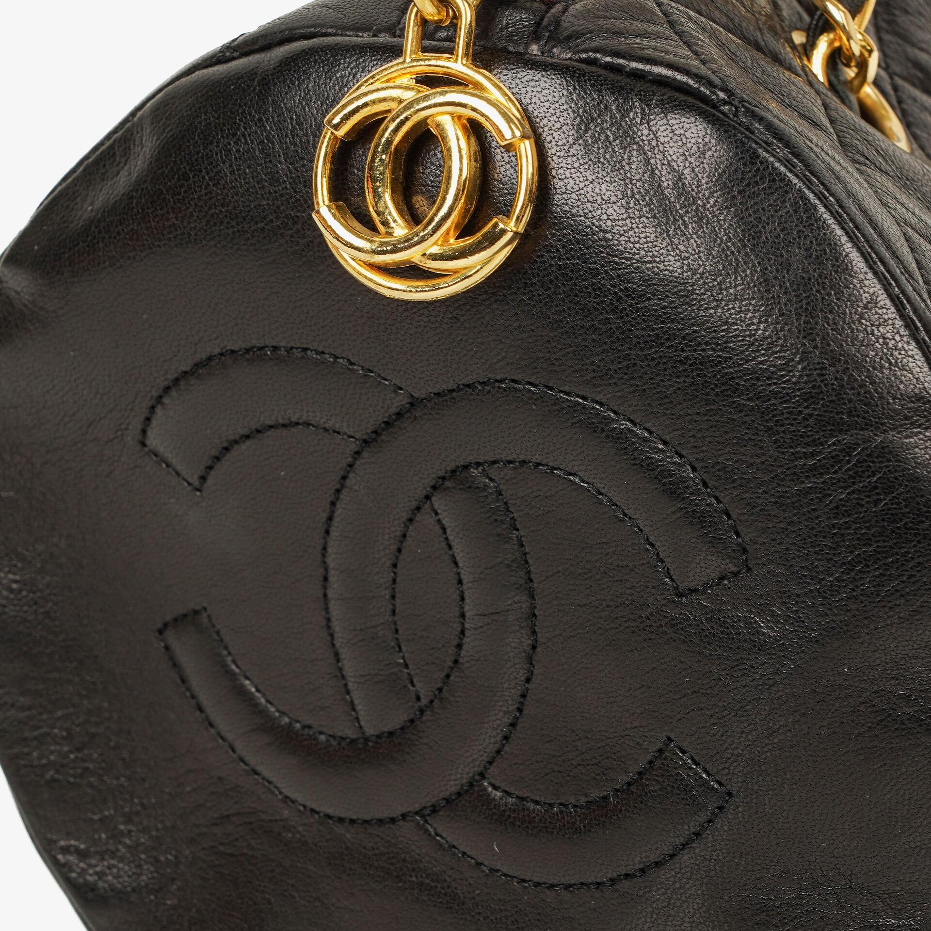 CHANEL Barrel Schultertasche aus schwarzem gestepptem Leder
