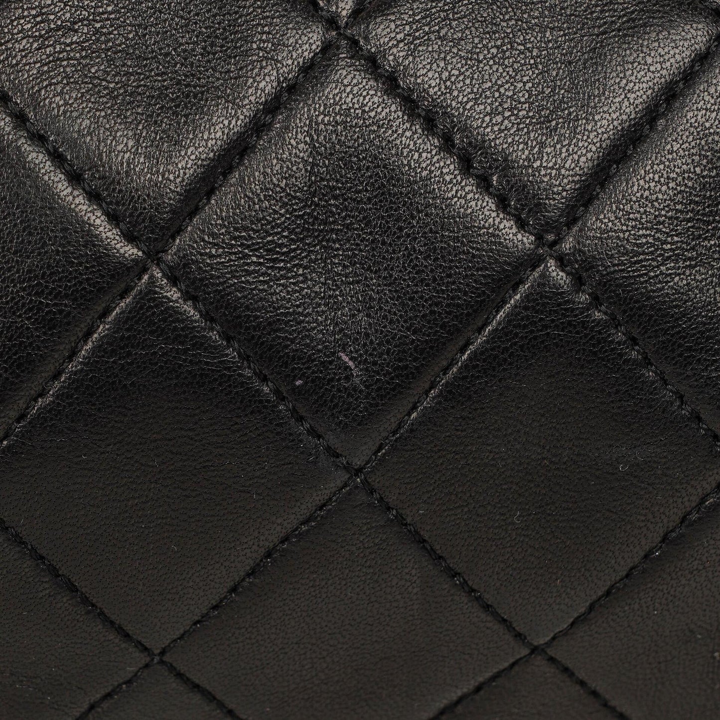 CHANEL Barrel Schultertasche aus schwarzem gestepptem Leder