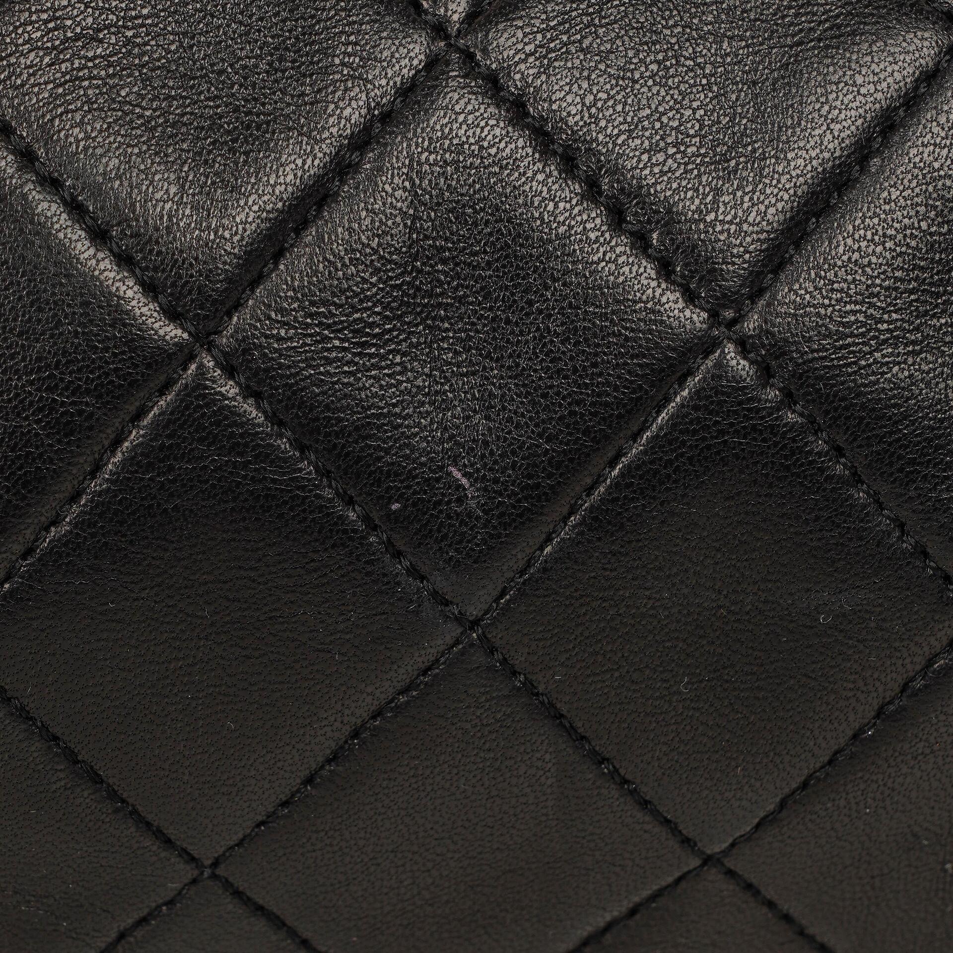 CHANEL Barrel Schultertasche aus schwarzem gestepptem Leder