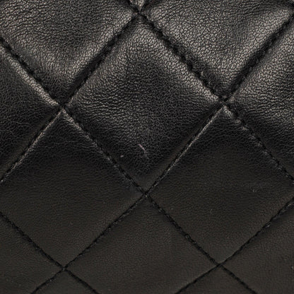 CHANEL Barrel Schultertasche aus schwarzem gestepptem Leder