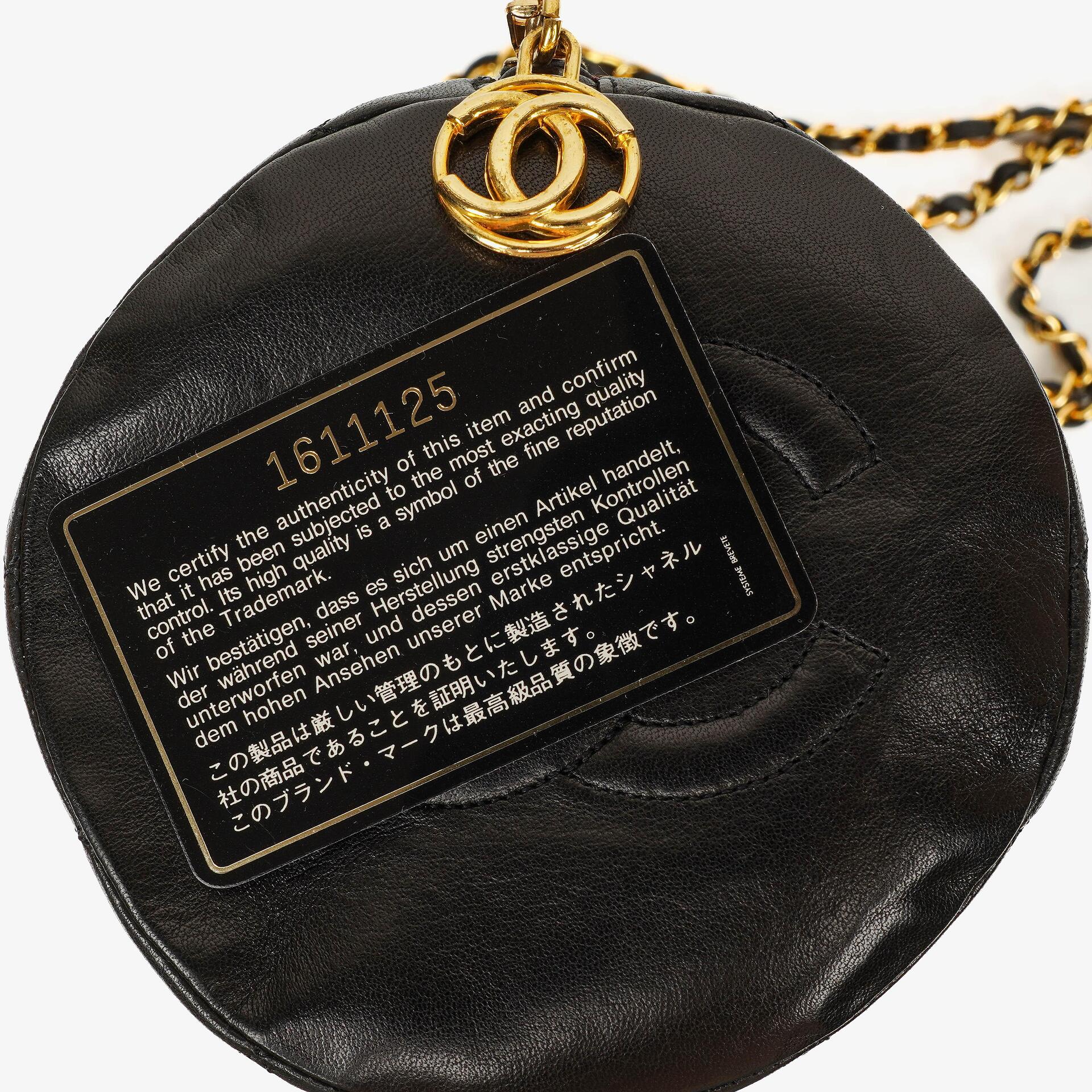 CHANEL Barrel Schultertasche aus schwarzem gestepptem Leder