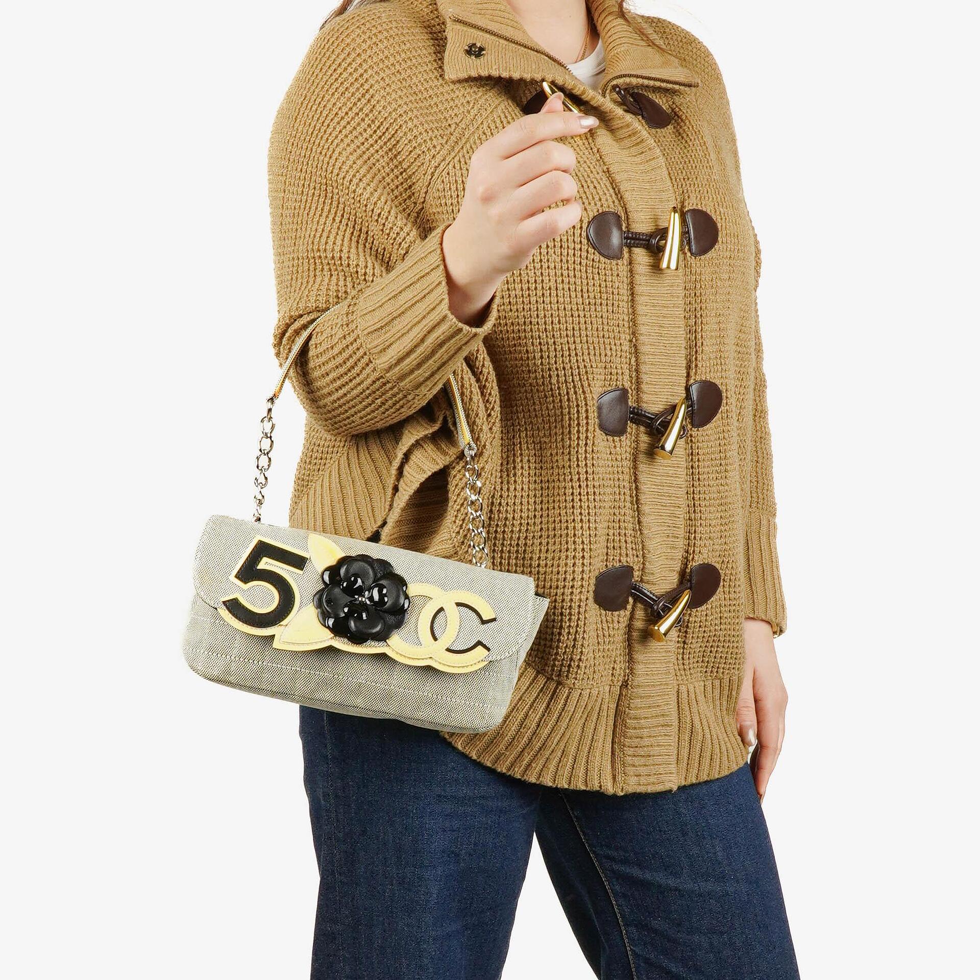Chanel Camellia N°5 Tasche aus beigem und schwarzem Canvas