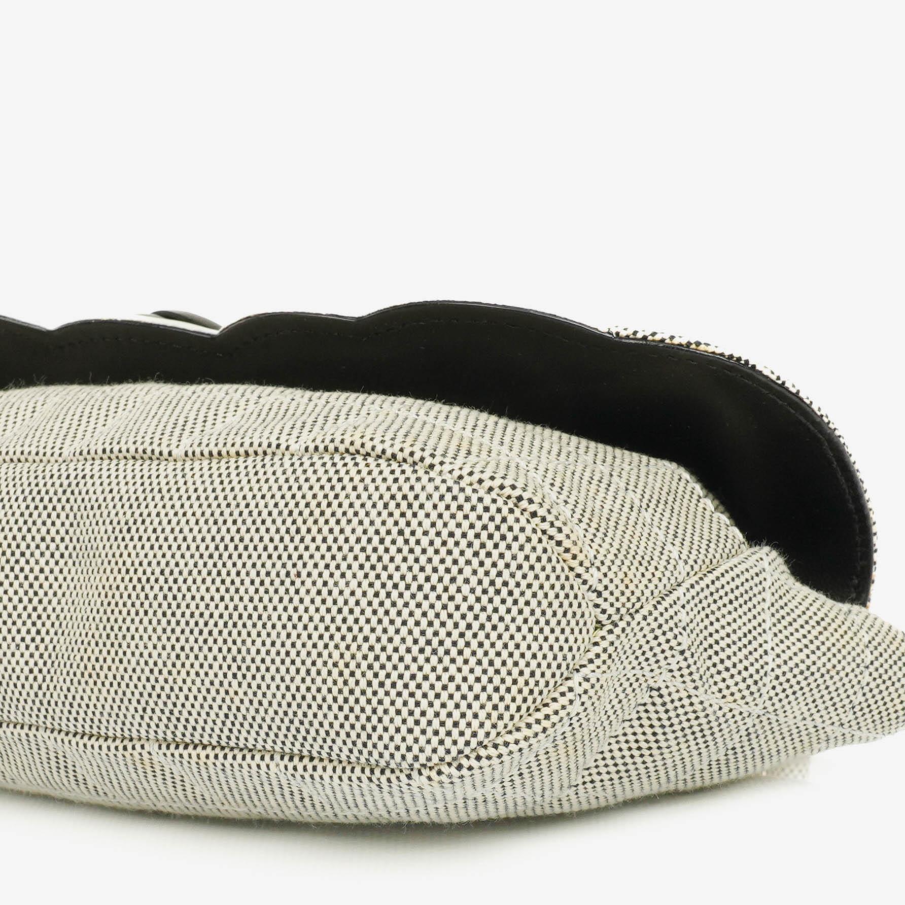 Chanel Camellia N°5 Tasche aus beigem und schwarzem Canvas