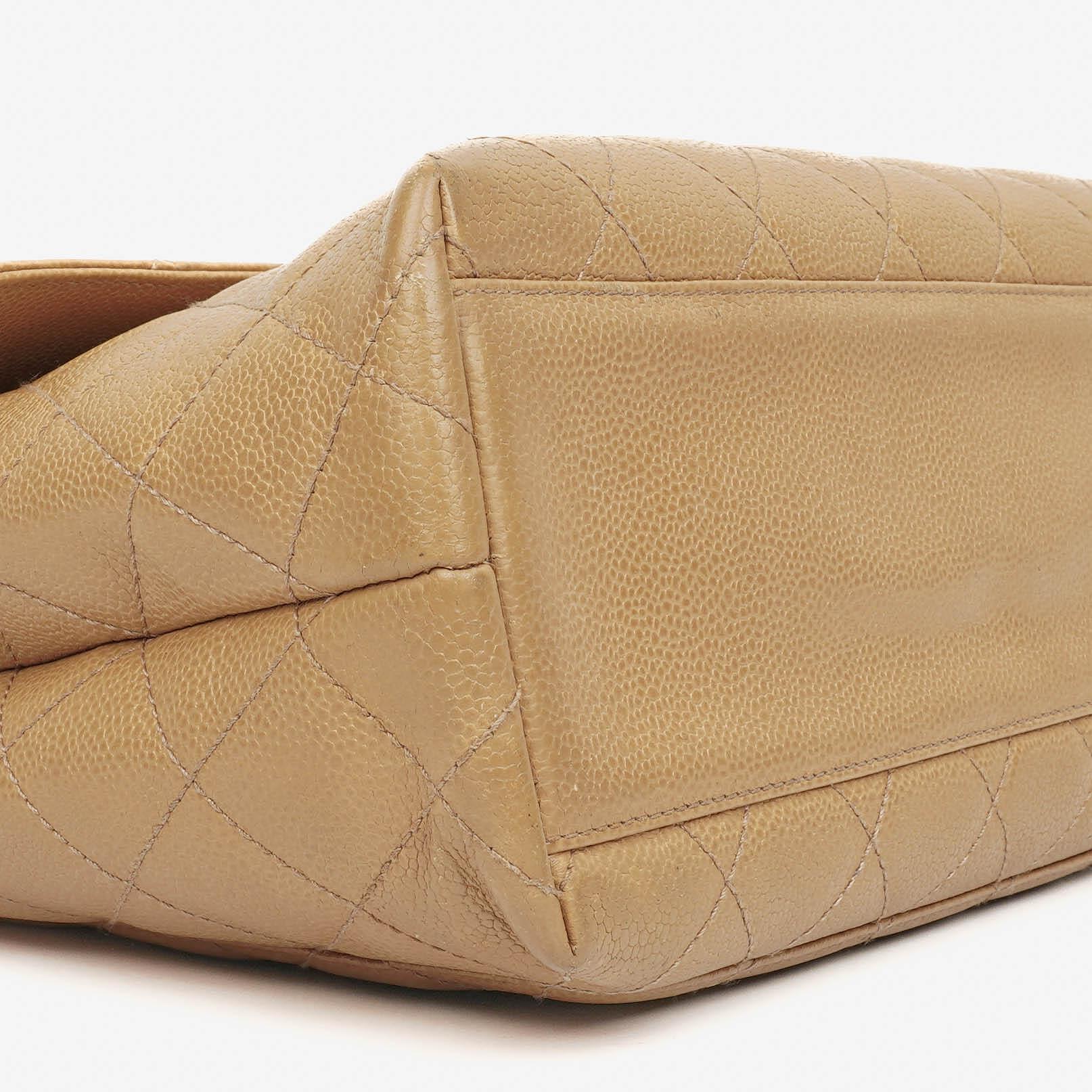 Chanel Jumbo Kelly Flap Bag aus beigem gestepptem Caviar-Leder