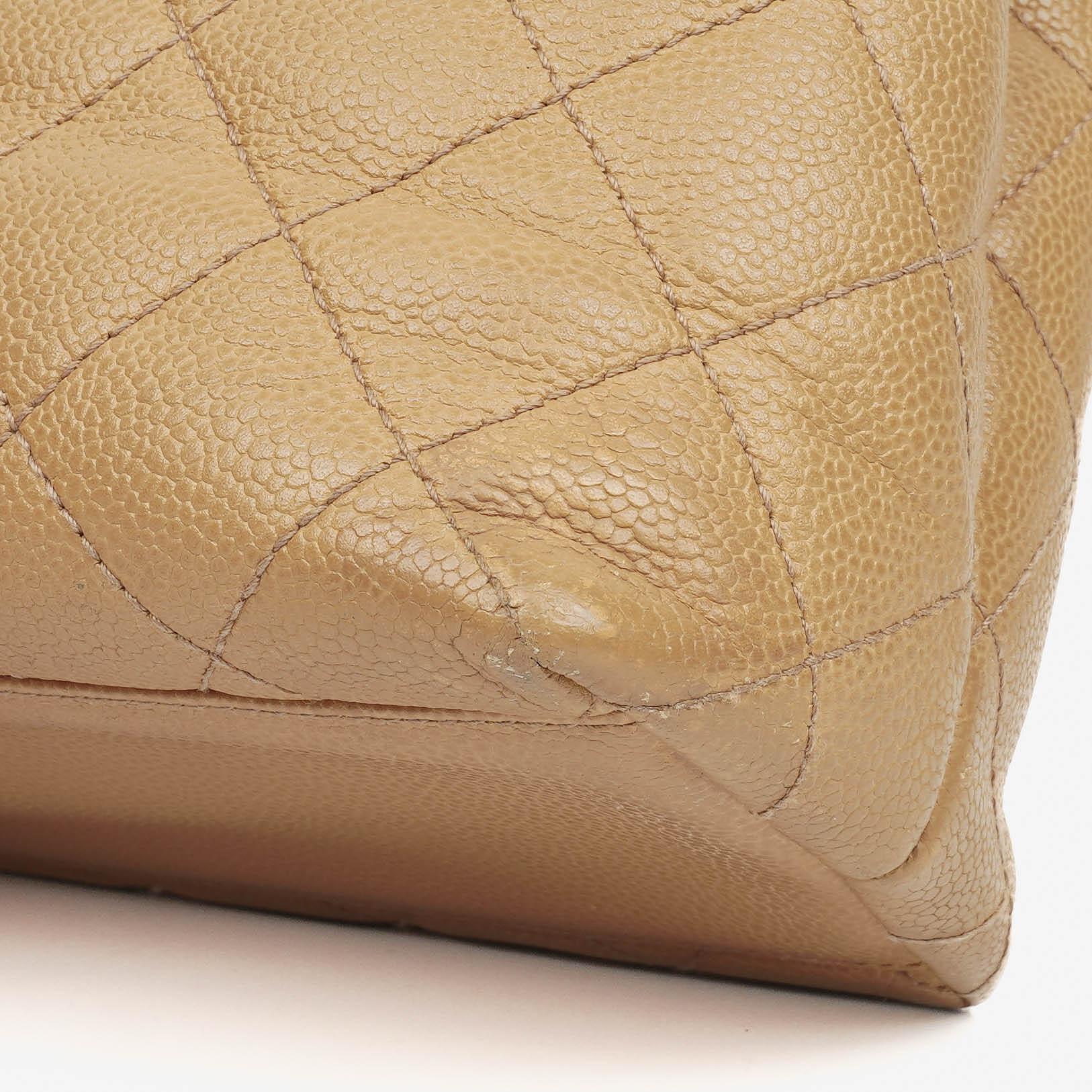 Chanel Jumbo Kelly Flap Bag aus beigem gestepptem Caviar-Leder