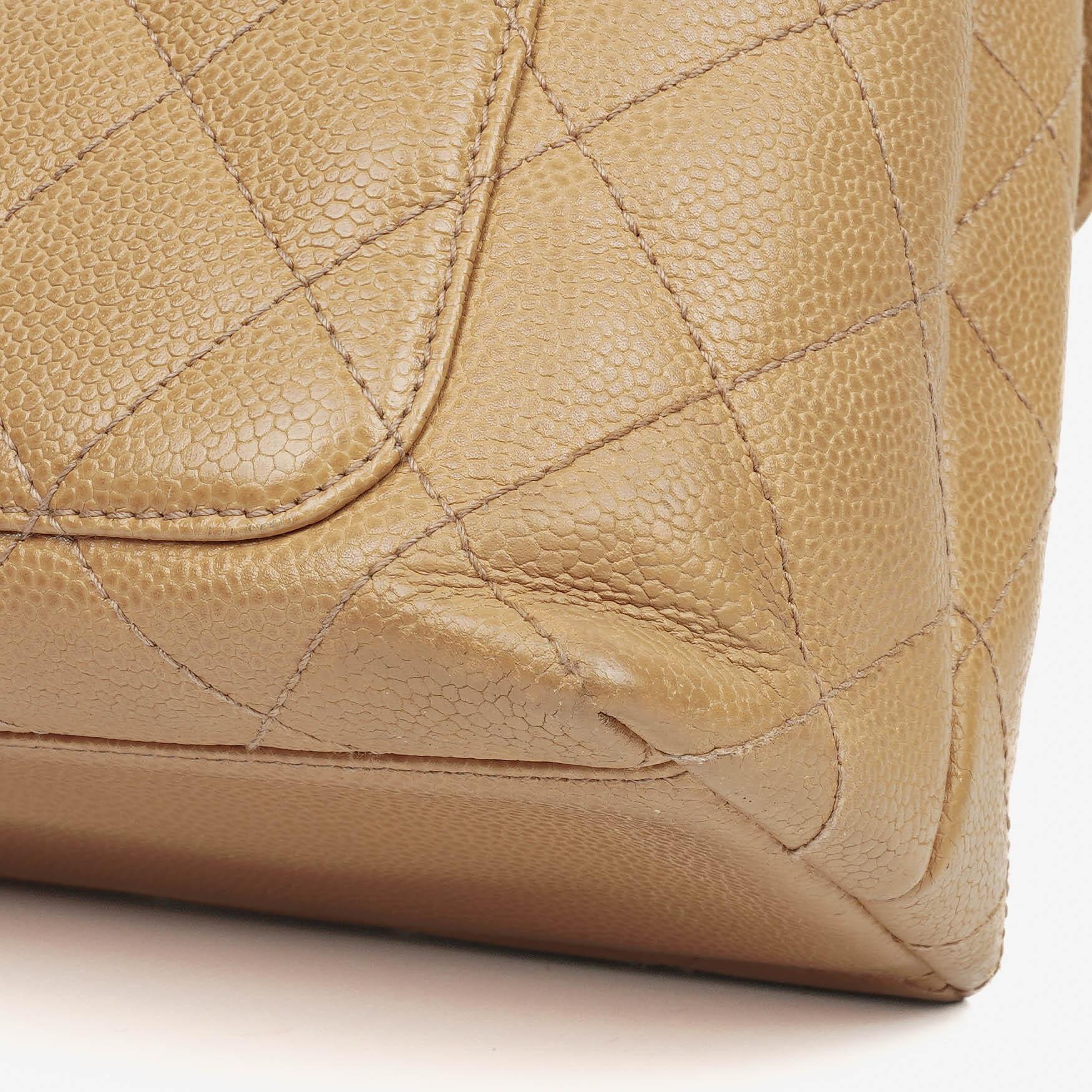 Chanel Jumbo Kelly Flap Bag aus beigem gestepptem Caviar-Leder