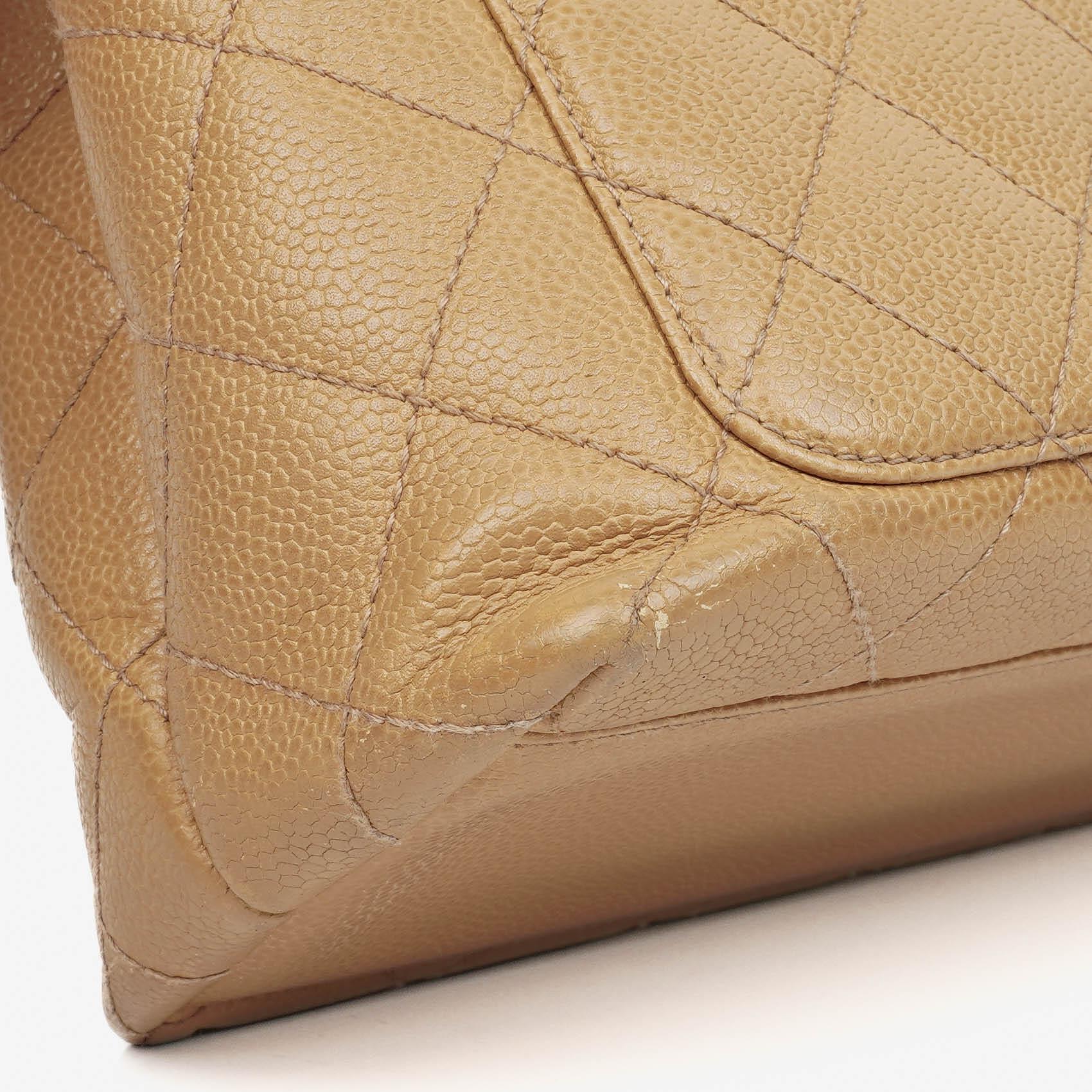 Chanel Jumbo Kelly Flap Bag aus beigem gestepptem Caviar-Leder