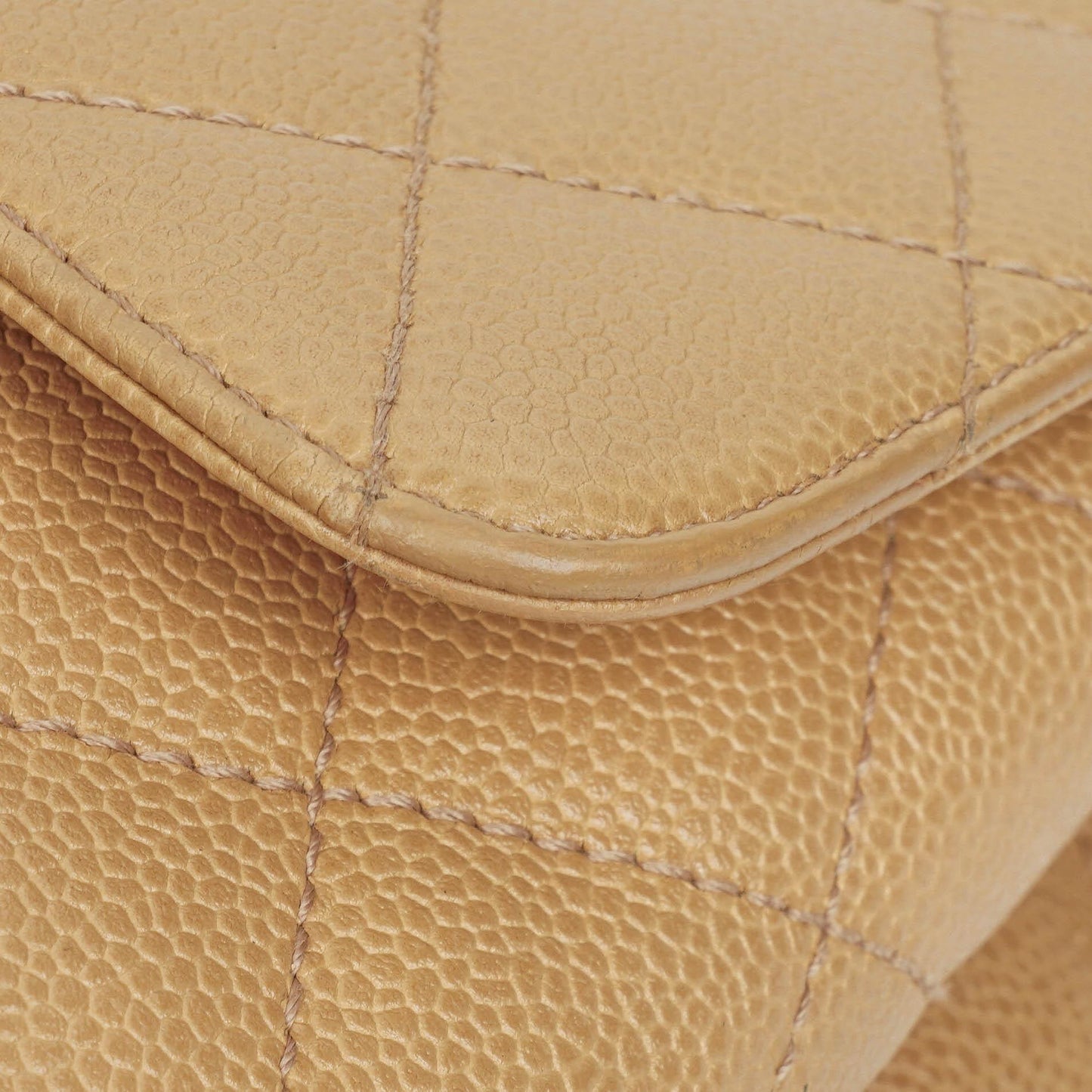 Chanel Jumbo Kelly Flap Bag aus beigem gestepptem Caviar-Leder