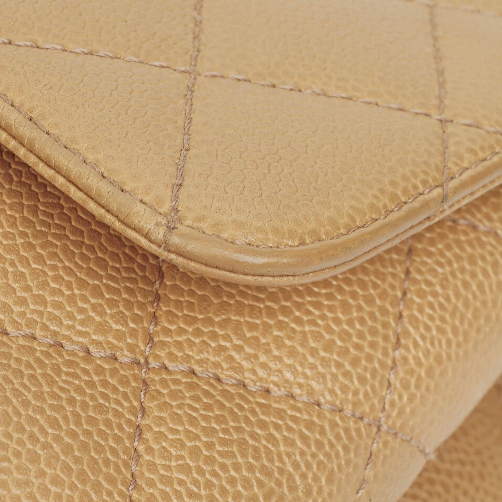 Chanel Jumbo Kelly Flap Bag aus beigem gestepptem Caviar-Leder