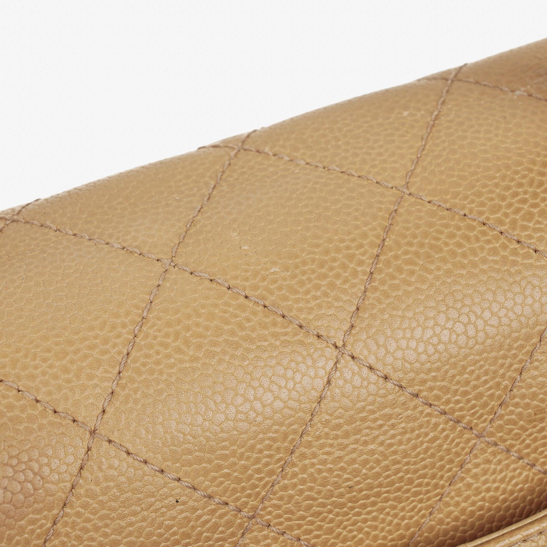 Chanel Jumbo Kelly Flap Bag aus beigem gestepptem Caviar-Leder