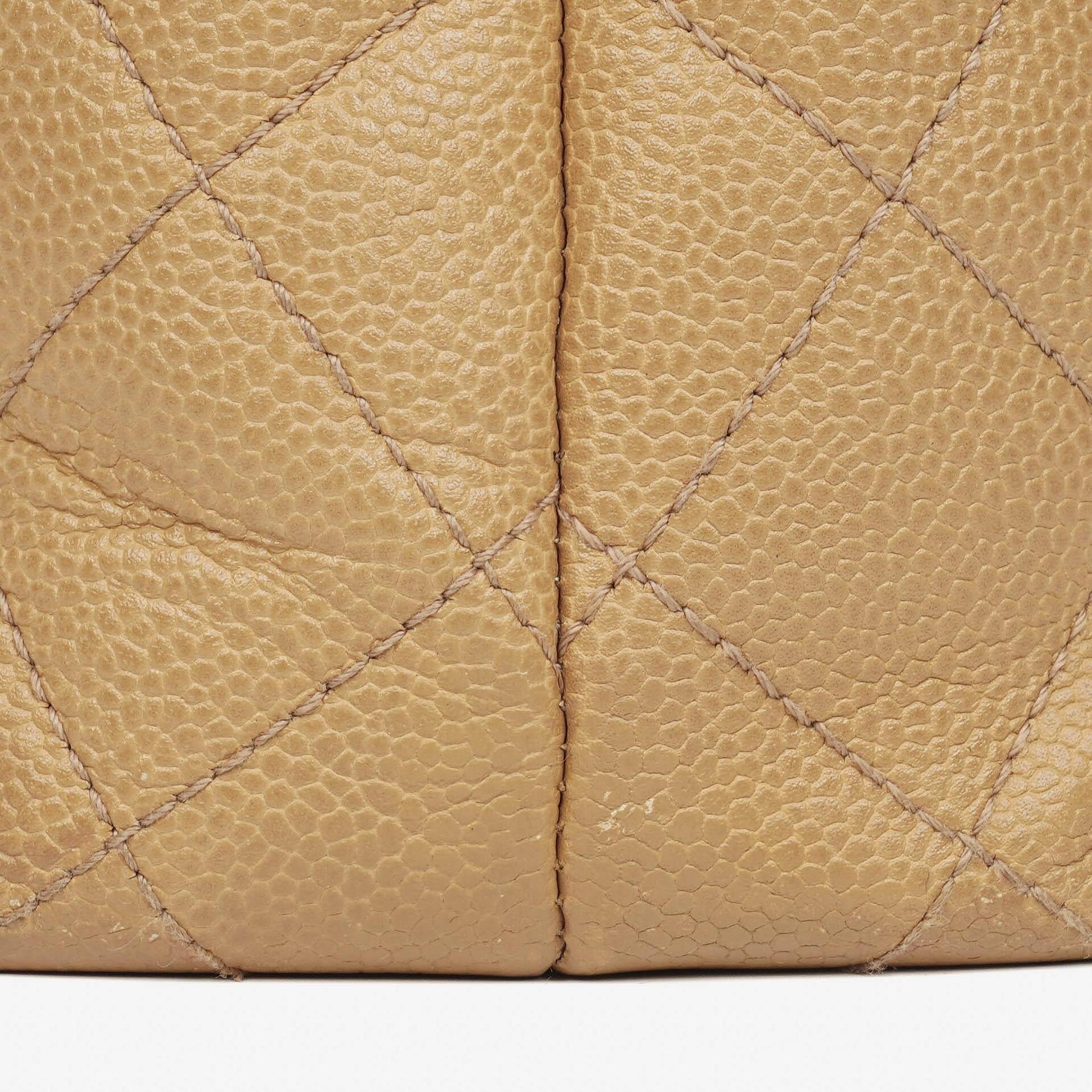 Chanel Jumbo Kelly Flap Bag aus beigem gestepptem Caviar-Leder