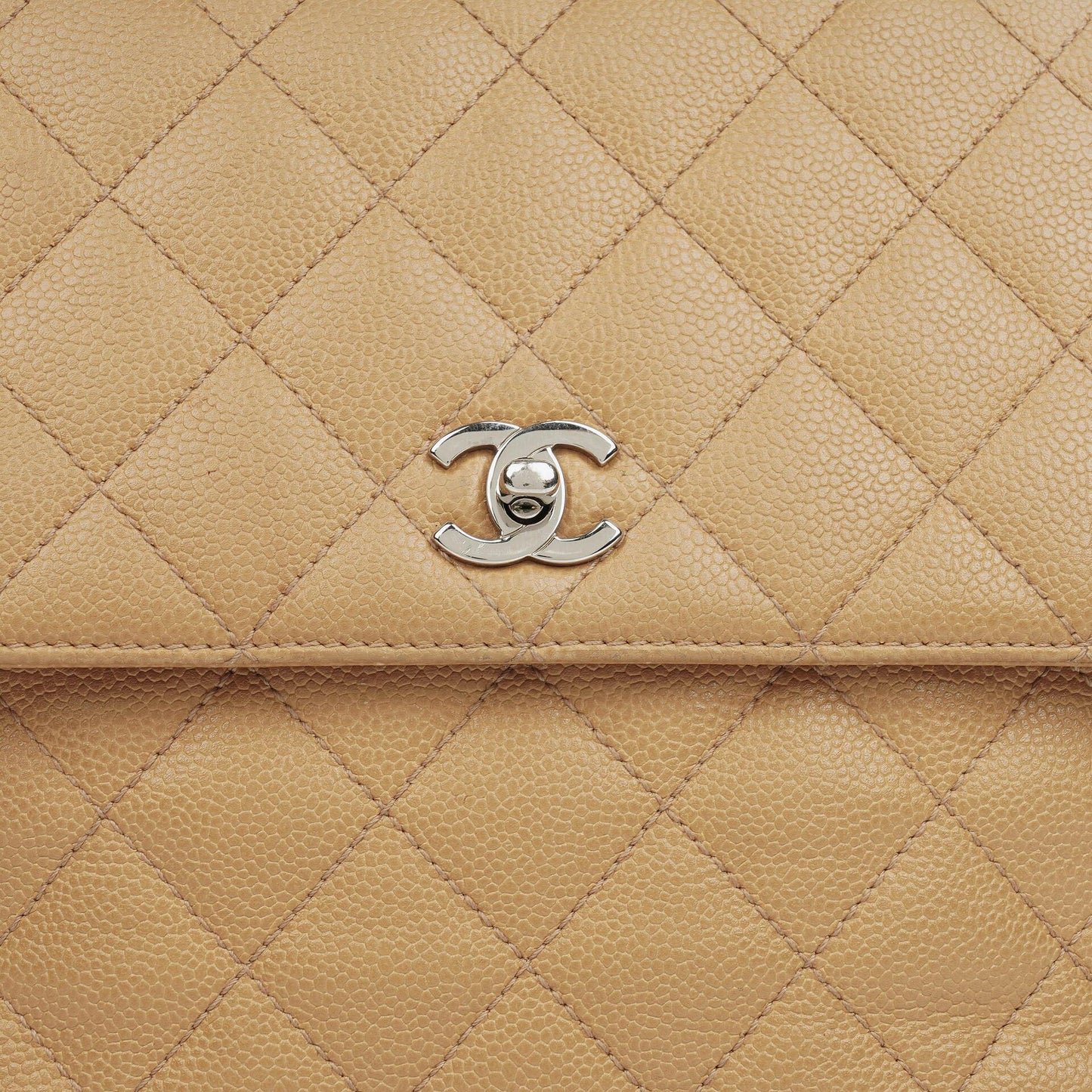 Chanel Jumbo Kelly Flap Bag aus beigem gestepptem Caviar-Leder