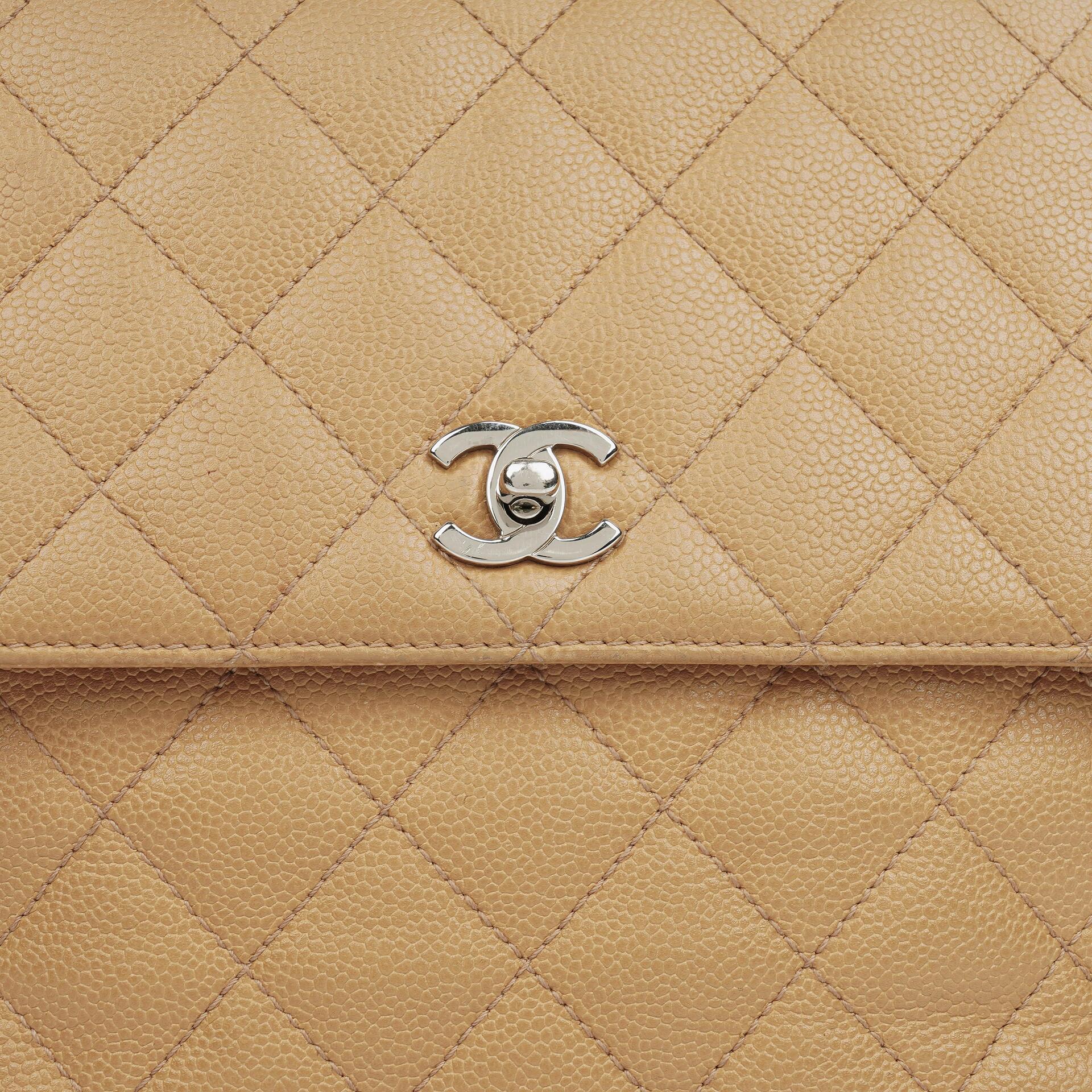 Chanel Jumbo Kelly Flap Bag aus beigem gestepptem Caviar-Leder