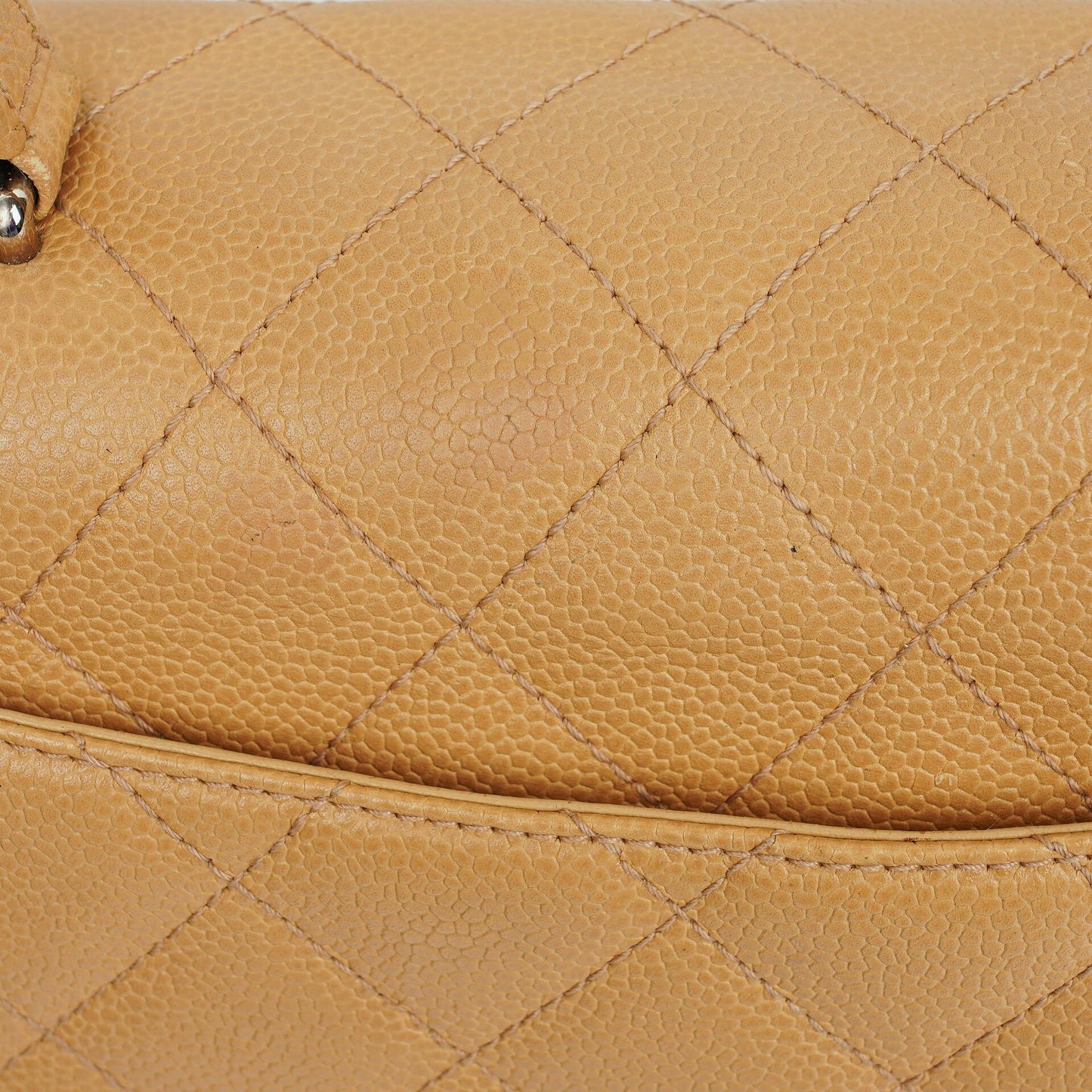 Chanel Jumbo Kelly Flap Bag aus beigem gestepptem Caviar-Leder