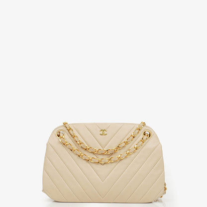 Chanel Kiss Lock Tasche aus beigem Chevron-Lammleder