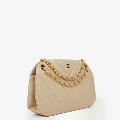 Chanel Kiss Lock Tasche aus beigem Chevron-Lammleder