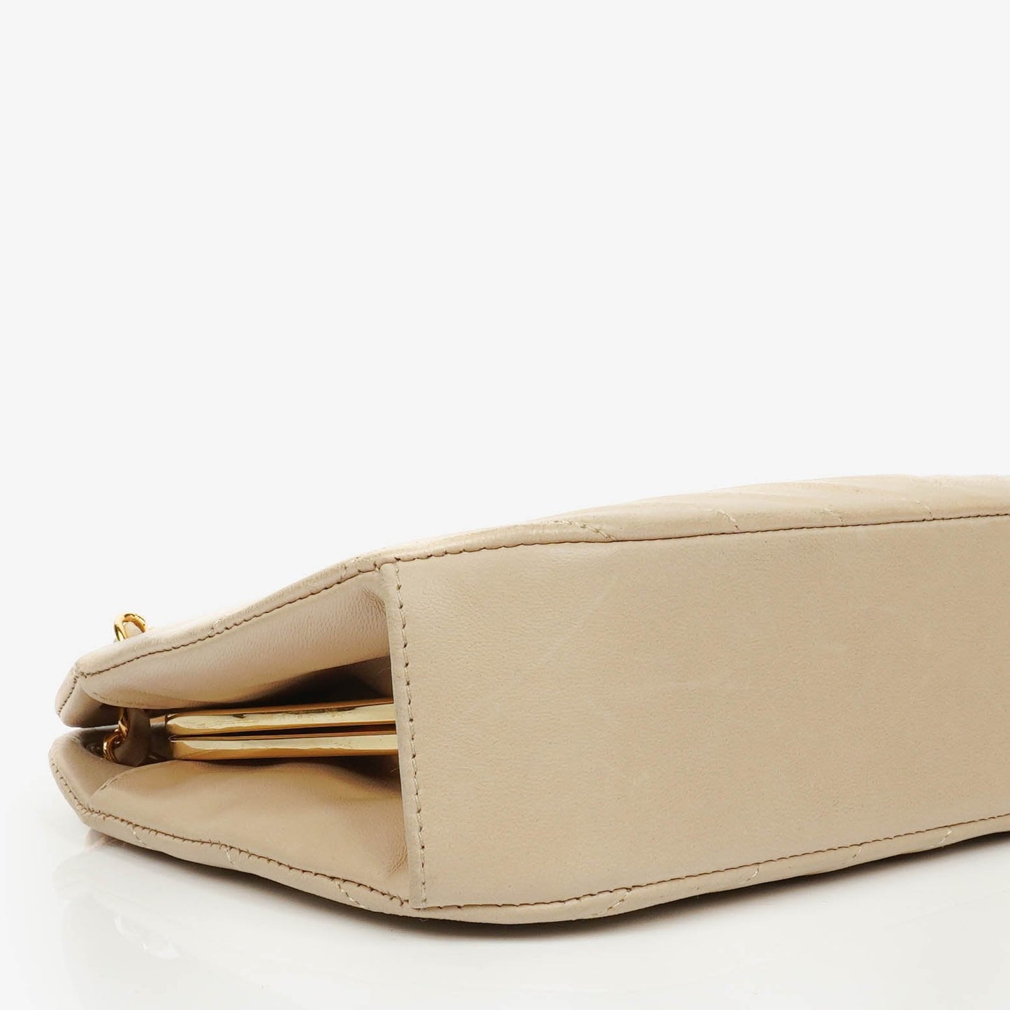 Chanel Kiss Lock Tasche aus beigem Chevron-Lammleder