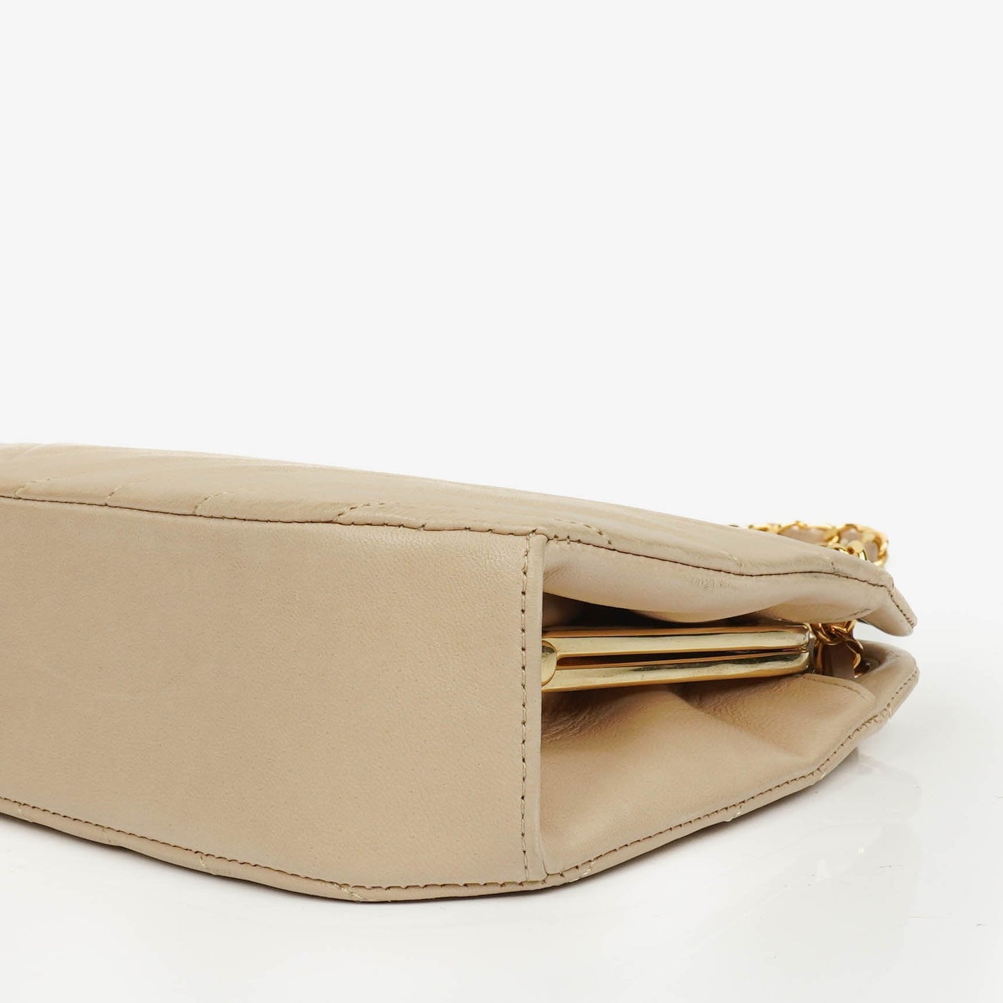 Chanel Kiss Lock Tasche aus beigem Chevron-Lammleder