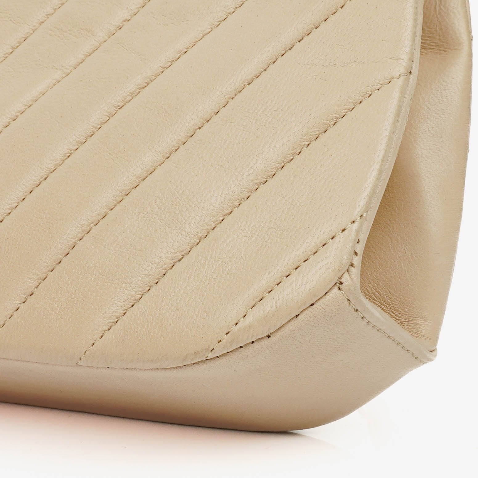 Chanel Kiss Lock Tasche aus beigem Chevron-Lammleder