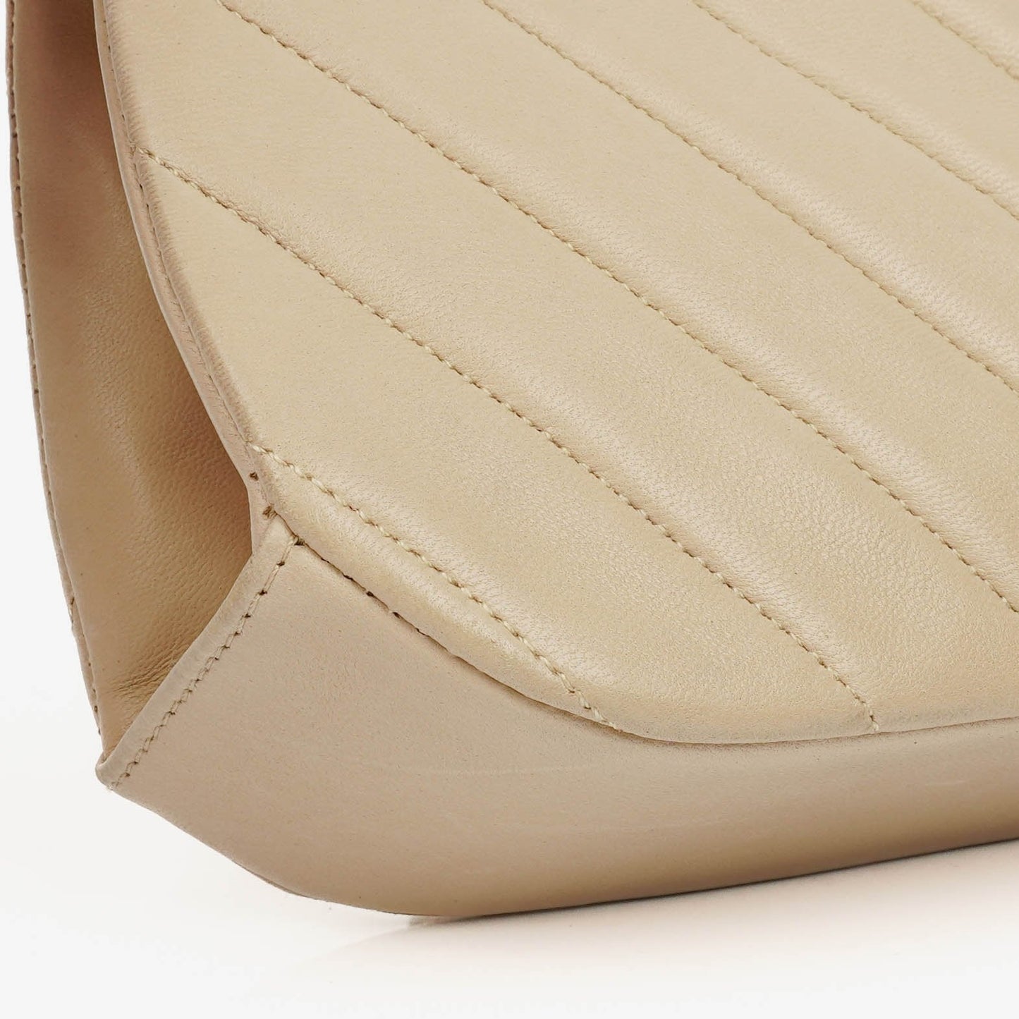 Chanel Kiss Lock Tasche aus beigem Chevron-Lammleder