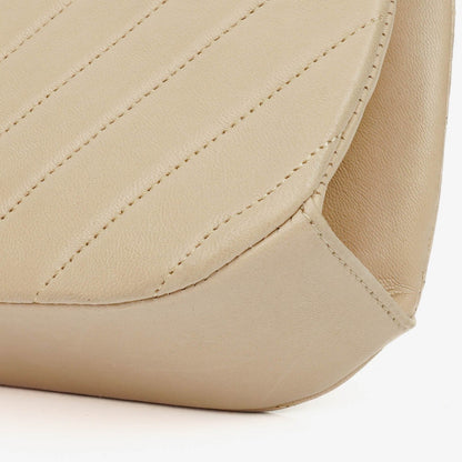 Chanel Kiss Lock Tasche aus beigem Chevron-Lammleder