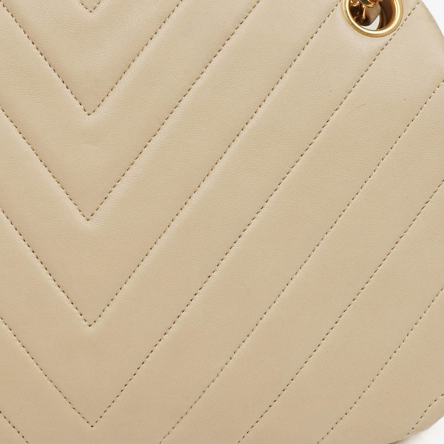 Chanel Kiss Lock Tasche aus beigem Chevron-Lammleder