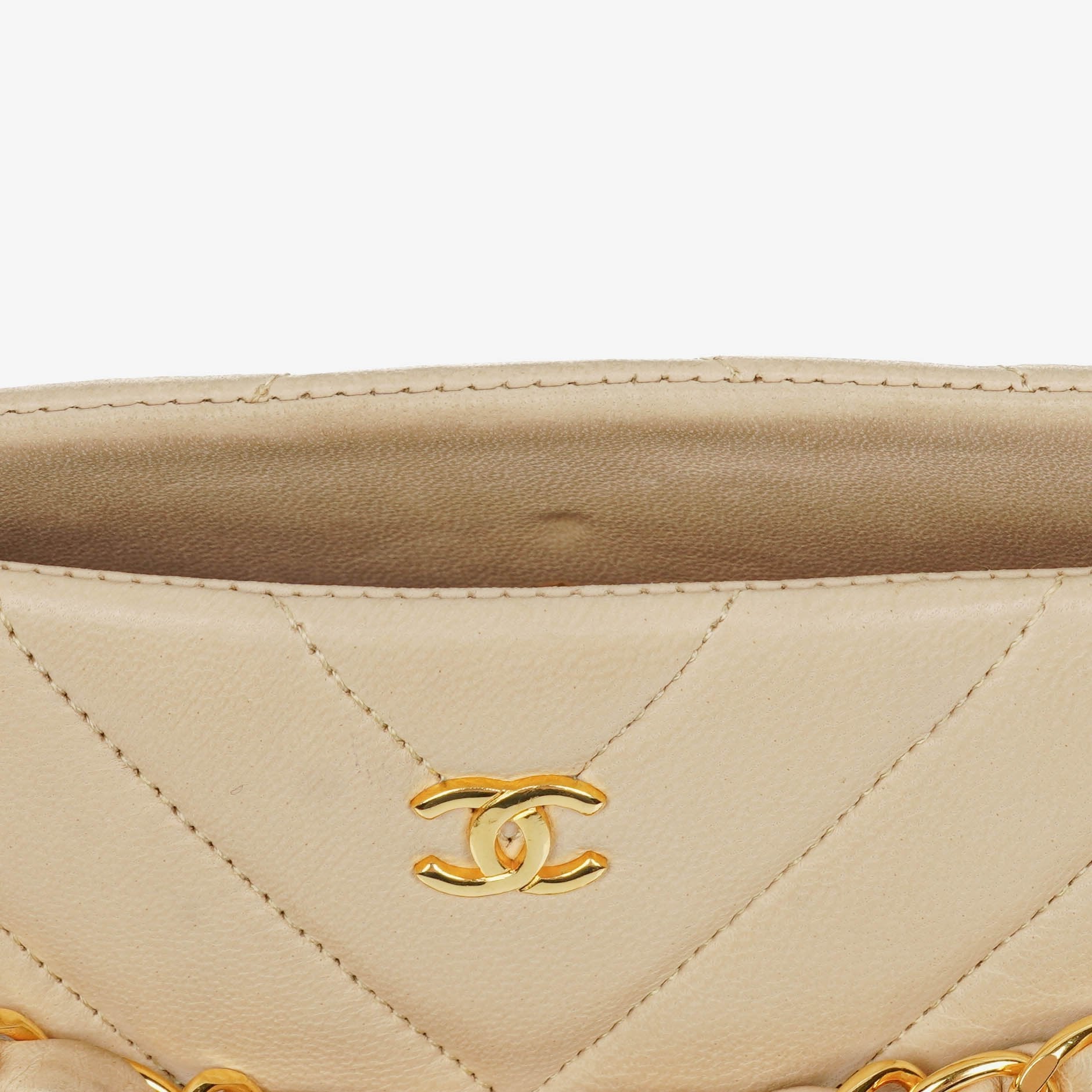 Chanel Kiss Lock Tasche aus beigem Chevron-Lammleder