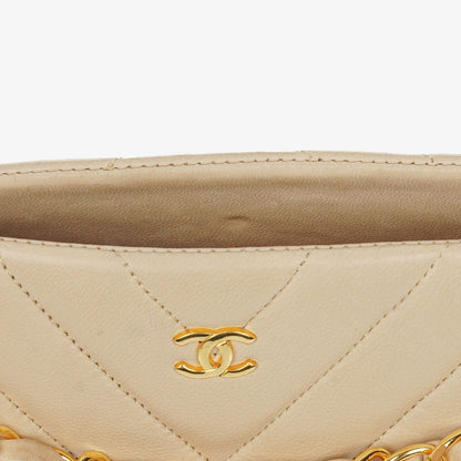 Chanel Kiss Lock Tasche aus beigem Chevron-Lammleder