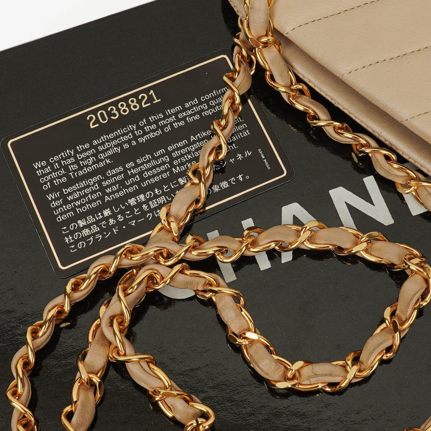 Chanel Kiss Lock Tasche aus beigem Chevron-Lammleder