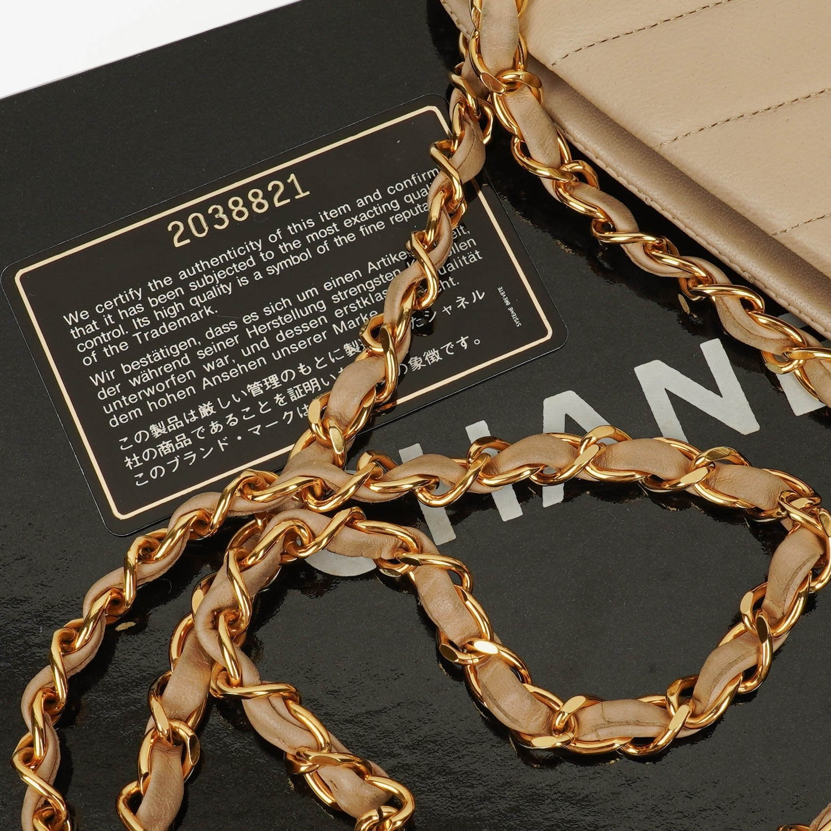 Chanel Kiss Lock Tasche aus beigem Chevron-Lammleder