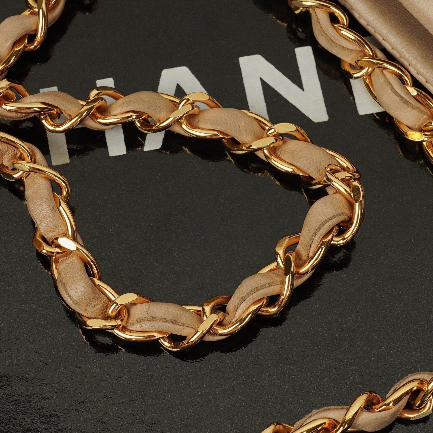 Chanel Kiss Lock Tasche aus beigem Chevron-Lammleder