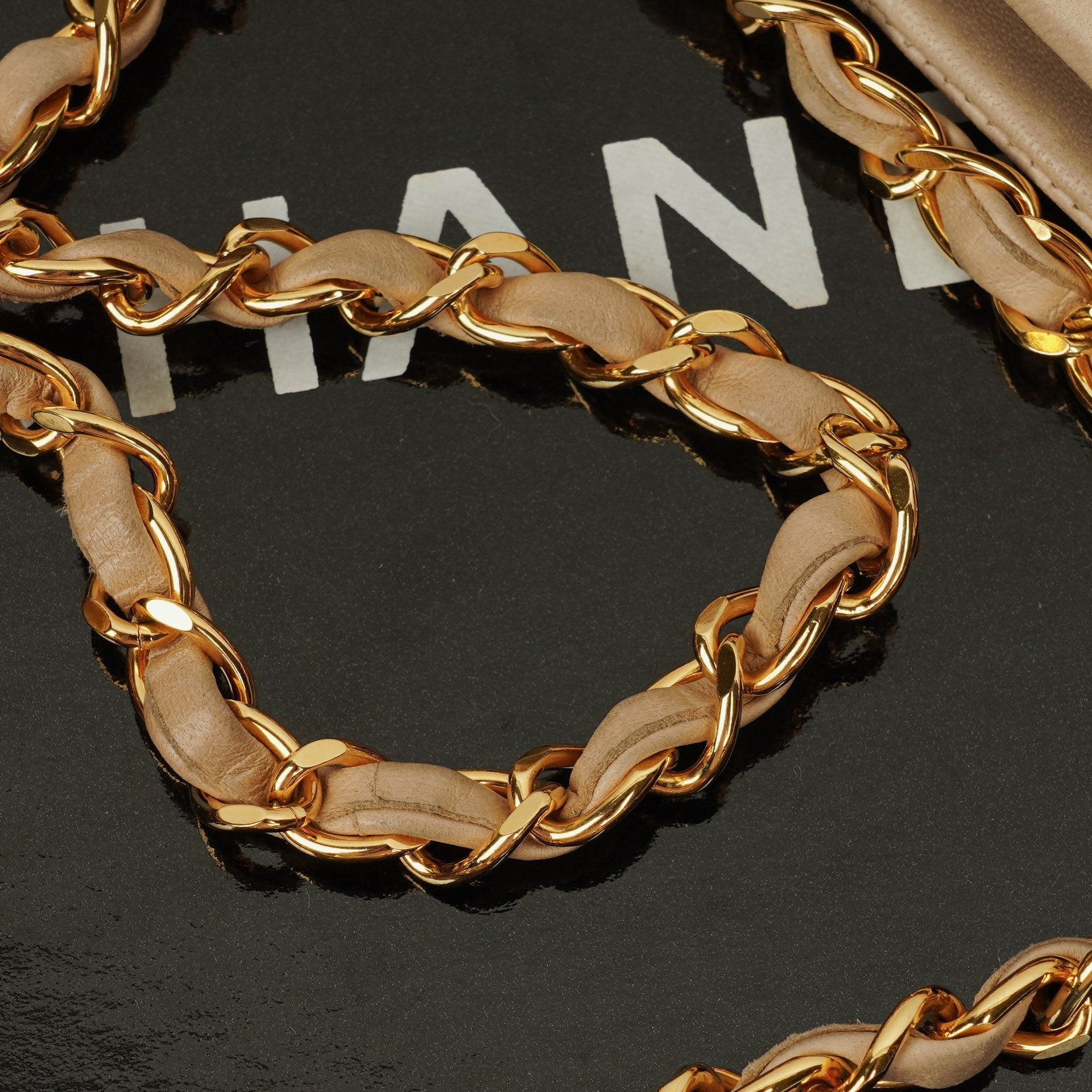 Chanel Kiss Lock Tasche aus beigem Chevron-Lammleder