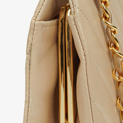 Chanel Kiss Lock Tasche aus beigem Chevron-Lammleder