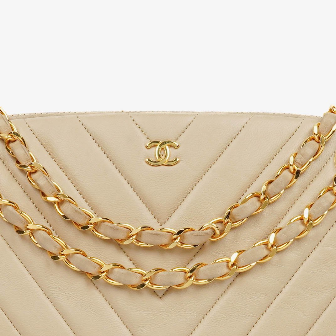 Chanel Kiss Lock Tasche aus beigem Chevron-Lammleder