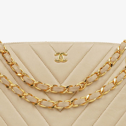 Chanel Kiss Lock Tasche aus beigem Chevron-Lammleder