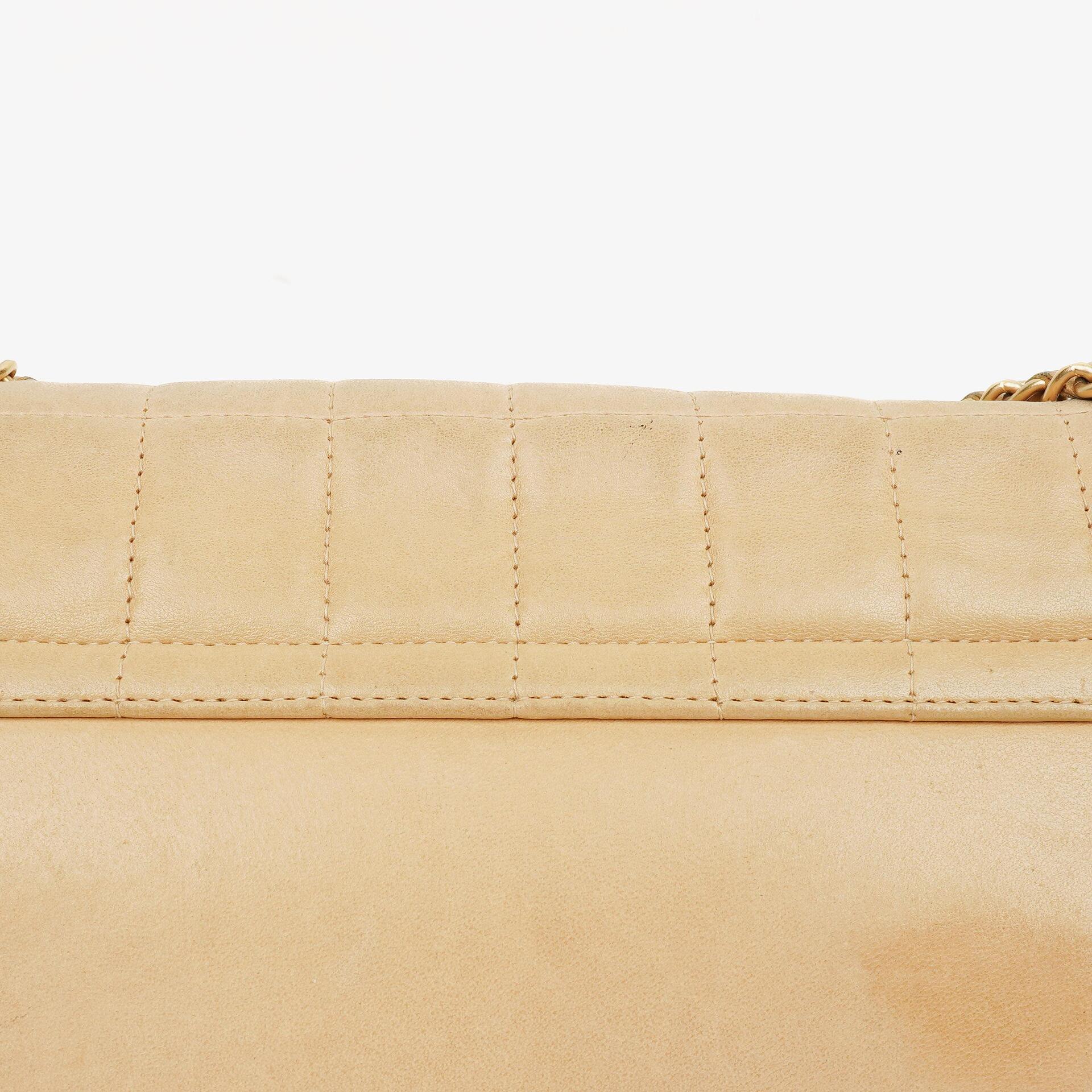 Chanel Mademoiselle Flap Accordion aus beigem Chocolate-Bar-Lammleder