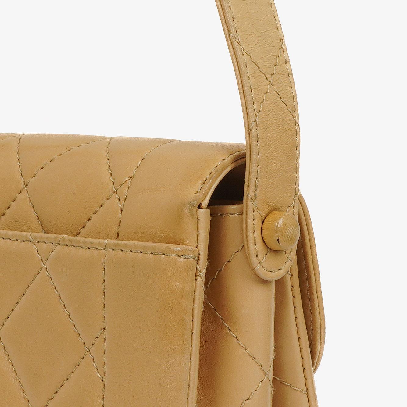Chanel Beige Gesteppt Lammleder Diana Schultertasche mit 24K Vergoldeter Hardware